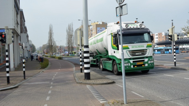 Will that HGV perform a close pass on people cycling here? Erm, no. 