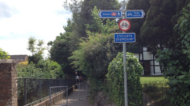 The cycling route as it passes under the railway line. Give up and walk here.