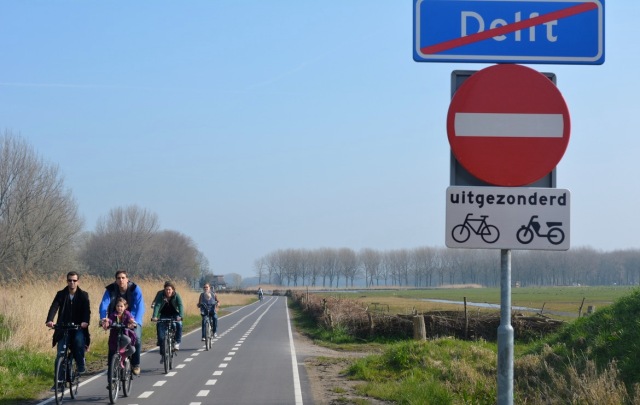 And another route between Delft and Zoetermeer - this one an access road (connecting to a small number of properties) that only permits driving in one direction. 
